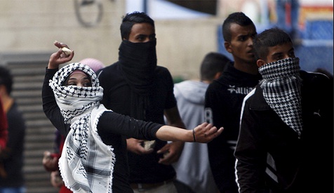 Foto-foto Muslimah Palestina Tanpa Takut Terjun ke Garis Depan Menghadapi Pasukan Zionis Yahudi